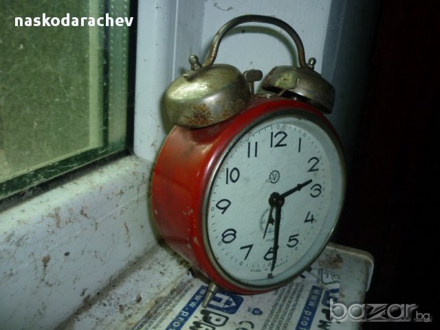 Старинен червен будилник, снимка 1 - Антикварни и старинни предмети - 12203514