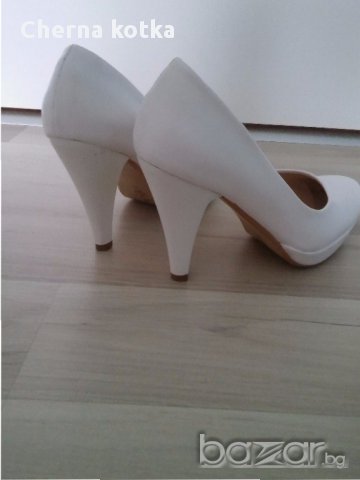 Бели обувки на ток, снимка 3 - Дамски обувки на ток - 16069166