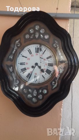 Старинен стенен механичен часовник