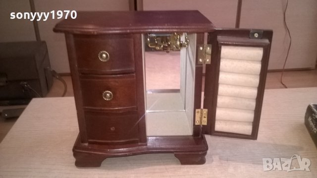 красива музикална кутия с огледало и чекмеджета-от швеицария