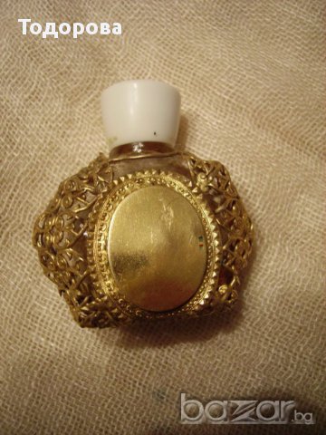 Продавам старо шишенце с  парфюм с метален обков и позлата, снимка 1 - Антикварни и старинни предмети - 13595038
