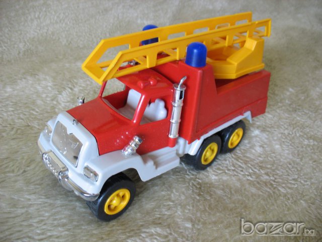 Пожарна кола - пластмасова, снимка 2 - Коли, камиони, мотори, писти - 6306948