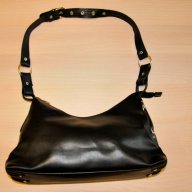 Черна кожена чанта с капси, снимка 1 - Чанти - 17231666