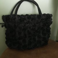 Малка черна чанта с рози, снимка 1 - Чанти - 22460680