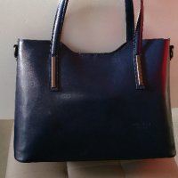 Нова, тъмно синя дамска чанта от естествена кожа