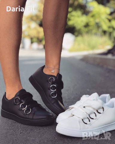 Черни спортни обувки с халкички при връзките 