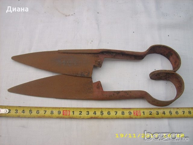 стара кована ножица за стригане на овце с маркировка