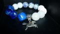 Дамска гривна в синьо и бяло м11 с метално конче, снимка 1 - Гривни - 7737570