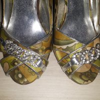 Елегантни дамски отворени обувки марка Afrodita с цветни мотиви и сребристи камъчета, снимка 3 - Дамски обувки на ток - 23793706
