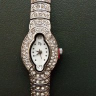 Дизайнерски часовник с камъни