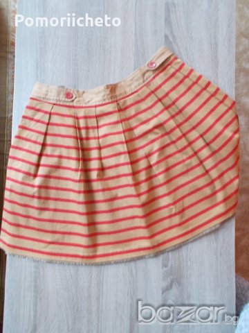 Красива разкроена раирана пола в горчица и червено