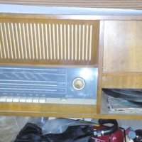 Радио громофон с доста стари плочи  само за ценители, снимка 2 - Антикварни и старинни предмети - 24437311