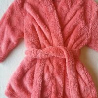 Плюшен детски халат в розово размер 104/110, снимка 1 - Хавлии и халати - 20282078