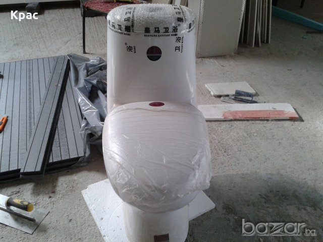 Продавам тоалетна чиния моноблок, долно оттичане