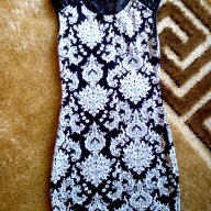 Черна бутикова рокля с бели мотиви и кожа , снимка 1 - Рокли - 16351692