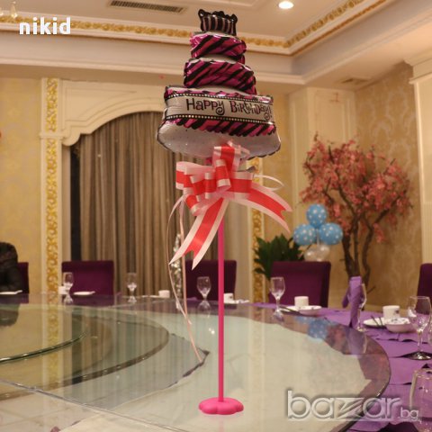 Малка торта на етажи Happy Birthday и свещи фолио фолиев балон хелий и въздух парти рожден ден