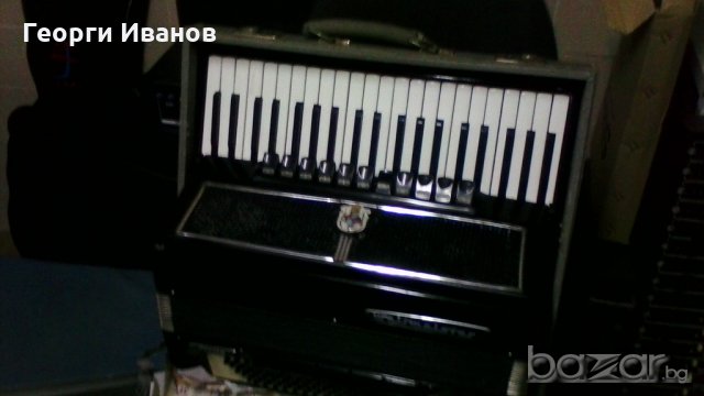 Продавам Акордеон Велтмайстер Стела 120 баса, черен