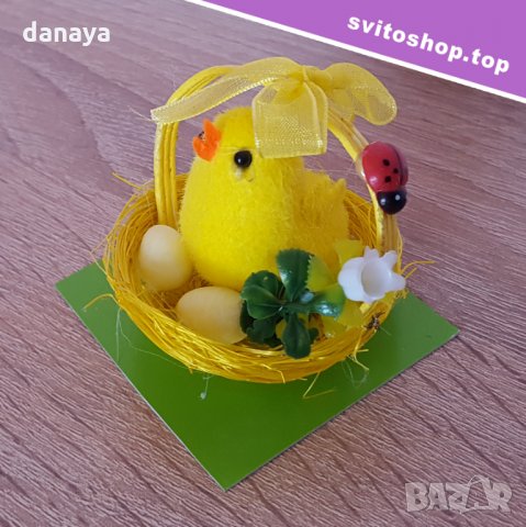 Мини декоративна фигура пиленце в кошничка с калинка украса за Великден 5см