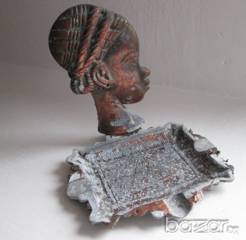 стар Пепелник статуетка бюст негър метал с пирамиди, Африка