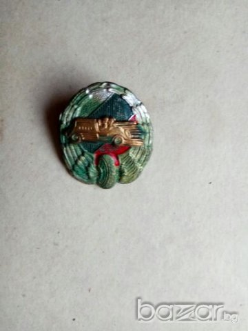 Продавам стара автомобилна значка