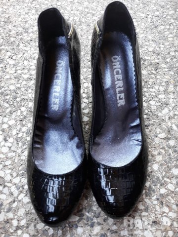 Черни лачени обувки на ток змийски релеф и цип  38/39, снимка 2 - Дамски ежедневни обувки - 21825811