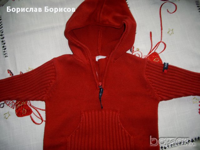 Червен пуловер с качулка, снимка 3 - Жилетки и елечета за бебе - 17352889