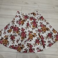 Бяла разкроена пола с червени и кафяви цветя марка Vesiana, снимка 2 - Поли - 23815927