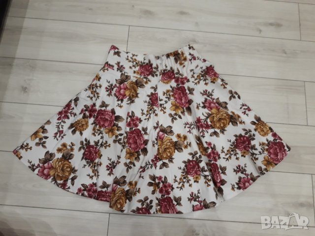 Бяла разкроена пола с червени и кафяви цветя марка Vesiana, снимка 2 - Поли - 23815927