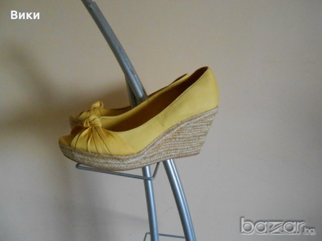 Обувки на платформа  Bershka патешко жълто , снимка 1 - Дамски ежедневни обувки - 21214791