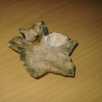 Старинен пепелник керамика листо с кацнало пиленце , снимка 1 - Антикварни и старинни предмети - 20956997