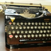 Пишеща машина ADLER, снимка 1 - Антикварни и старинни предмети - 23583234