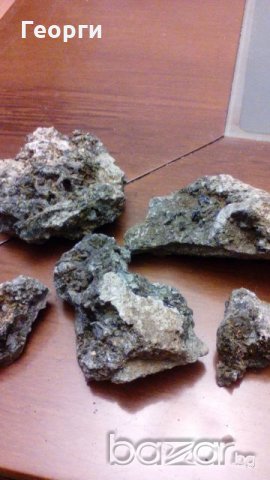 Епидот камъни- зелени кристали, снимка 2 - Колекции - 21482034