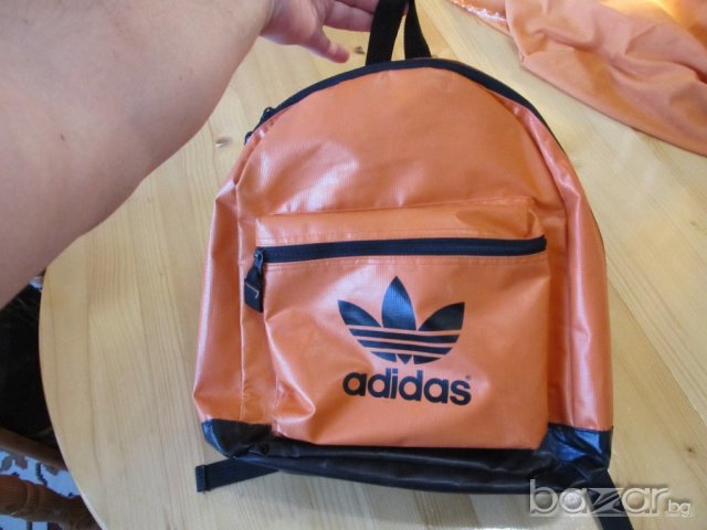 Оригинална раница АДИДАС от непромокаема материя - за вашето колело или мотор .