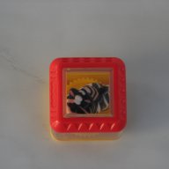  Fisher Price зебра интерактивна играчка за най-малките куб кубче цветна и забавна Фишер Прайс, снимка 2 - Рисуване и оцветяване - 11956120