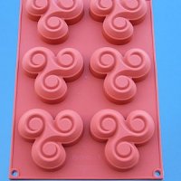 Трискел Трискелион triskel triskele спинер силиконова форма за мъфини сладки шоколад гипс сапун и др, снимка 1 - Форми - 20686173