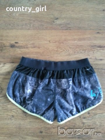Reebok - страхотни дамски къси панталонки, снимка 4 - Къси панталони и бермуди - 18428787