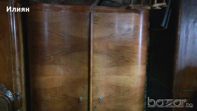 Дървен старинен гардероб