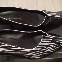 Черно-бели дамски обувки с косъм от пони