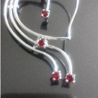 Сребърна висулка с червени цирконии , снимка 1 - Колиета, медальони, синджири - 17729996