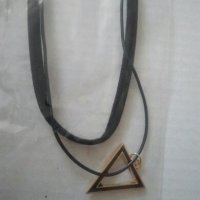  🤯 Колие с триъгълник и кожена верижка, снимка 2 - Колиета, медальони, синджири - 22877863