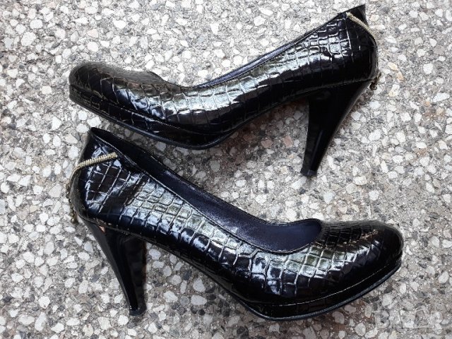 Черни лачени обувки на ток змийски релеф и цип  38/39, снимка 1 - Дамски ежедневни обувки - 21825811