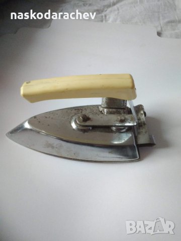 Стара малка ютия от 1981 г., снимка 4 - Антикварни и старинни предмети - 25553807