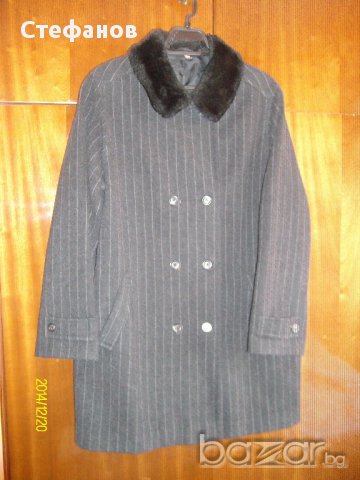 Дамско черна палто” M & S Mode „на  елегантни тънки райета с мъхеста яка.