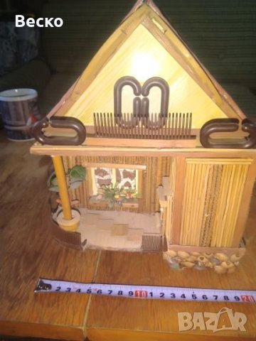 Голяма, ръчно направена къщичка с подръчни материали