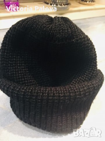 Черна шапка нова