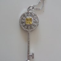 Ключ Сваровски, снимка 1 - Колиета, медальони, синджири - 19020028