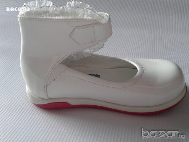  Бели, лачени обувки  за момиче, елегантни, ортопедични с лепенка, снимка 4 - Детски маратонки - 9767318