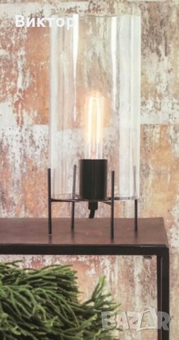 Черна метална настолна лампа в индустриален вид