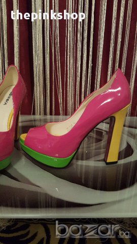 НОВО!!! Лачени цветни обувки