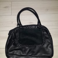 Черна кожена чанта с велурен орнамент с къси дръжки, снимка 1 - Чанти - 23623641